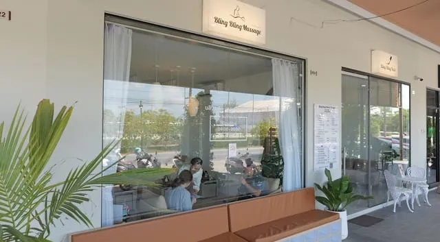 ที่นั่งหน้าร้านและกระจกหน้าร้าน